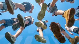 Fußgänger unter einem transparenten Boden gesehen